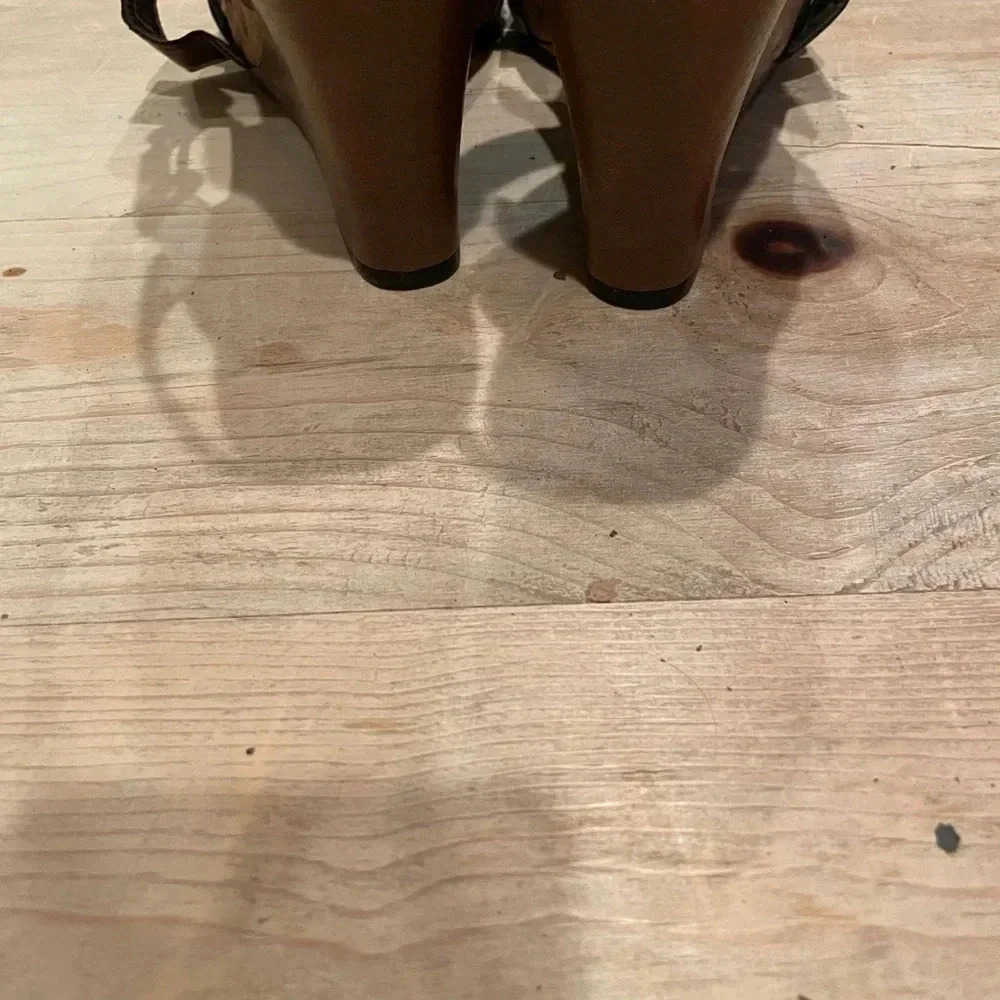 Vintage Aerosoles Size 9 Strappy Sandal side buckle leather suede - Picture 3 of 9